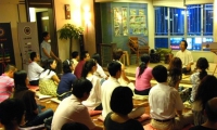 讲师用嗓玄音养生工作坊 课程受益：于身体 解决更深层次呼吸，玄音音波疏通经络疗愈病灶；于心灵 玄音唱诵解开内在情结，清理三脉七轮提升生命能量开启心灵智慧；于实用 善于用气磁化嗓音，减少说话消耗元气 快速提高发声歌唱能力。