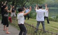 身心能量 新生之旅，主要是通过自然疗法，重点强调维持身体健康和预防疾病，自然疗法深信机体的自愈能力，让我们重新认识自己，了解心灵，开启智慧，唤醒内在的“本我”，打通制约生命力的能量节，激发身心潜在的能量，让生命绽放出夺目的光彩！
